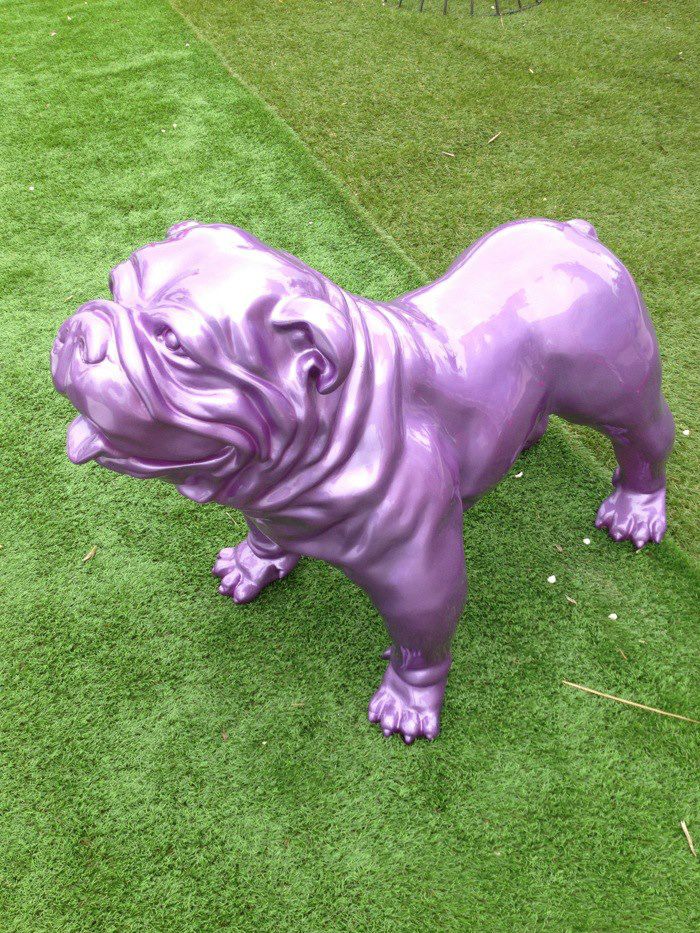 chien bulldog en résine et fibres de verre 73cmx 93 cm 
finition laqué vernis 
coloris au choix 
