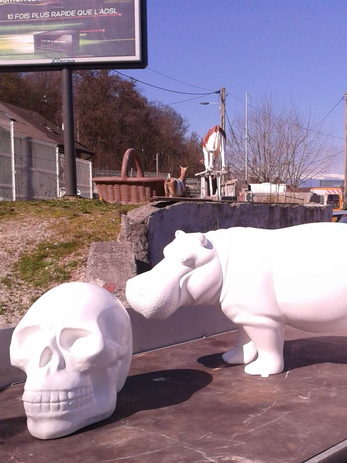 hippopotame en resine et fibres de verre finition blanc mat prêt a décorer  890 €
laqué vernis 1150 €

